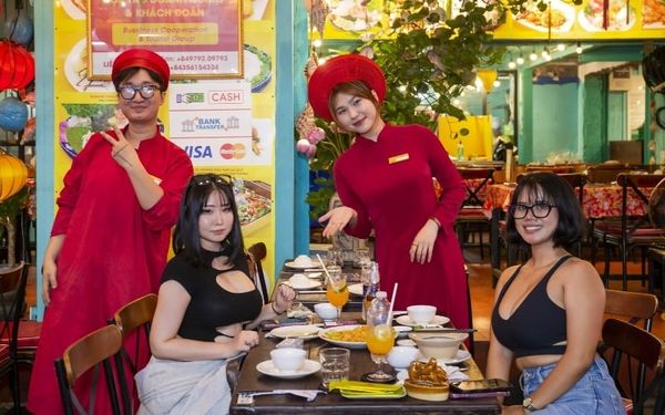 Khách hàng có bữa ăn ấm cúng tại nhà hàng Đại Việt