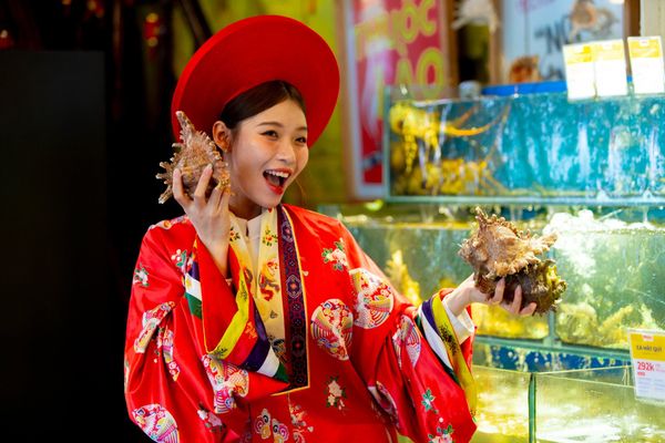 Hồ hải sản tươi sống trong khuôn viên nhà hàng