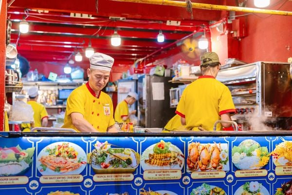 Không gian bếp mở, quý khách có thể xem đầu bếp chế biến