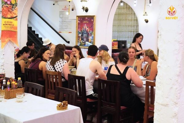 Không gian nhà hàng rộng rãi, có thể tiếp được khách nhóm đông