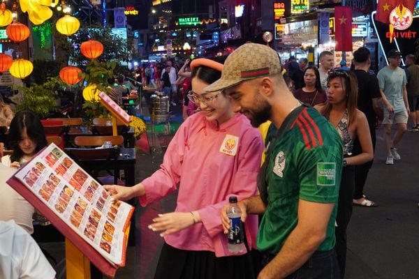 Du khách tham quan Sài Gòn nên chọn nhà hàng có menu đa dạng