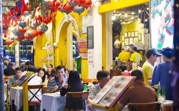 Không gian thưởng thức bữa ăn ấm cúng tại Sen Đại Việt