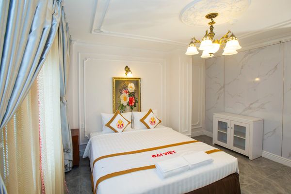 Above the Dai Viet restaurant is The Rice Hotel, if you haven't made arrangements for accommodation yet, you can choose to stay here