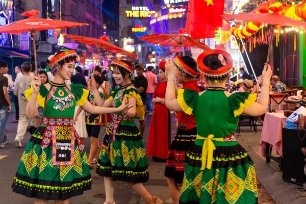 An impromptu art performance on Bui Vien Street