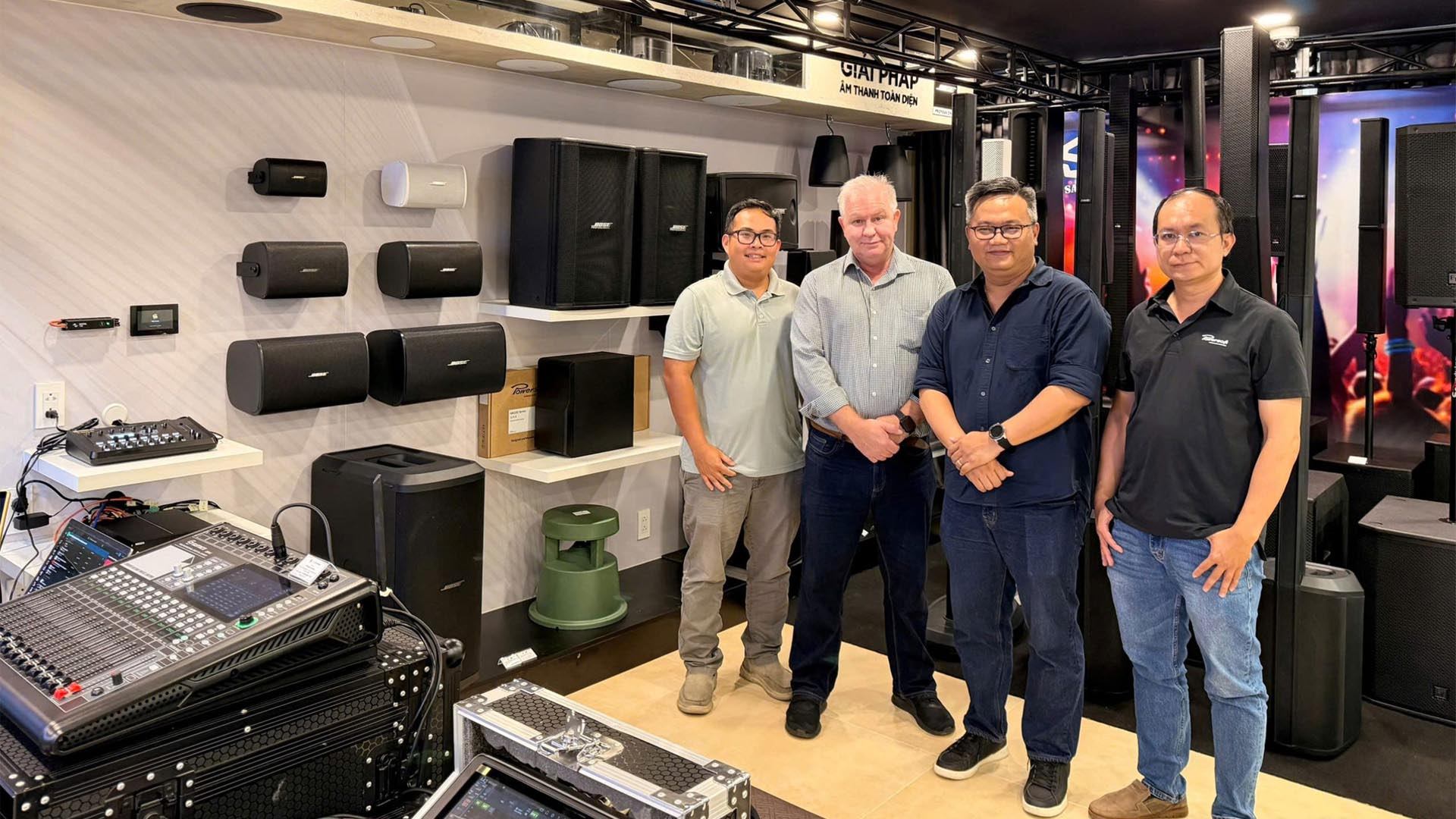 Đón tiếp Mr. Christian Liebenberg - Đại diện Bose Professional ghé thăm và tham quan Showroom Vạn Kiếp của SAIGON HD