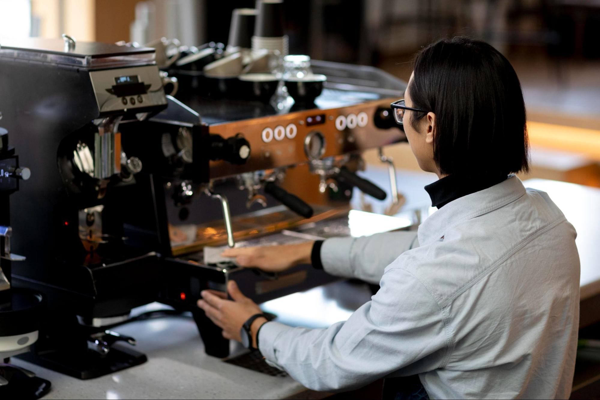 Lợi ích AI mang lại trong rang xay cà phê hiện đại