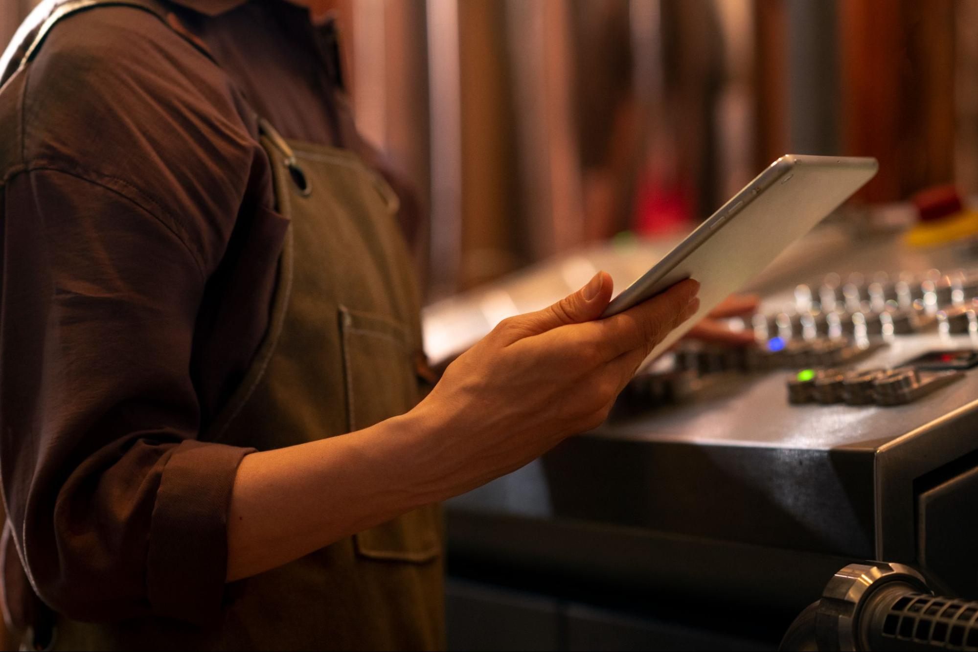 Giải pháp: Kết hợp công nghệ và cảm quan con người