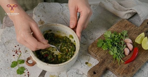 Làm sốt trộn salad bò kiểu Thái