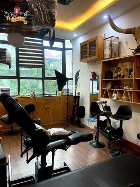 Không gian studio sạch sẽ, dụng cụ vô trùng