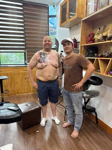 Khách hàng vui vẻ, hài lòng sau khi thực hiện xong hình xăm