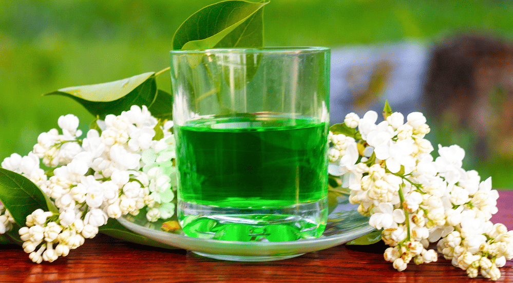 Absinthe pha với nước giúp rượu mềm và dễ uống hơn