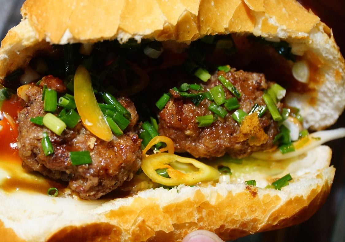 Bánh mì kẹp xíu mại