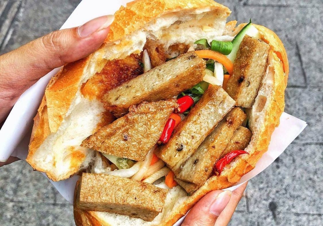Bánh mì kẹp chả cá
