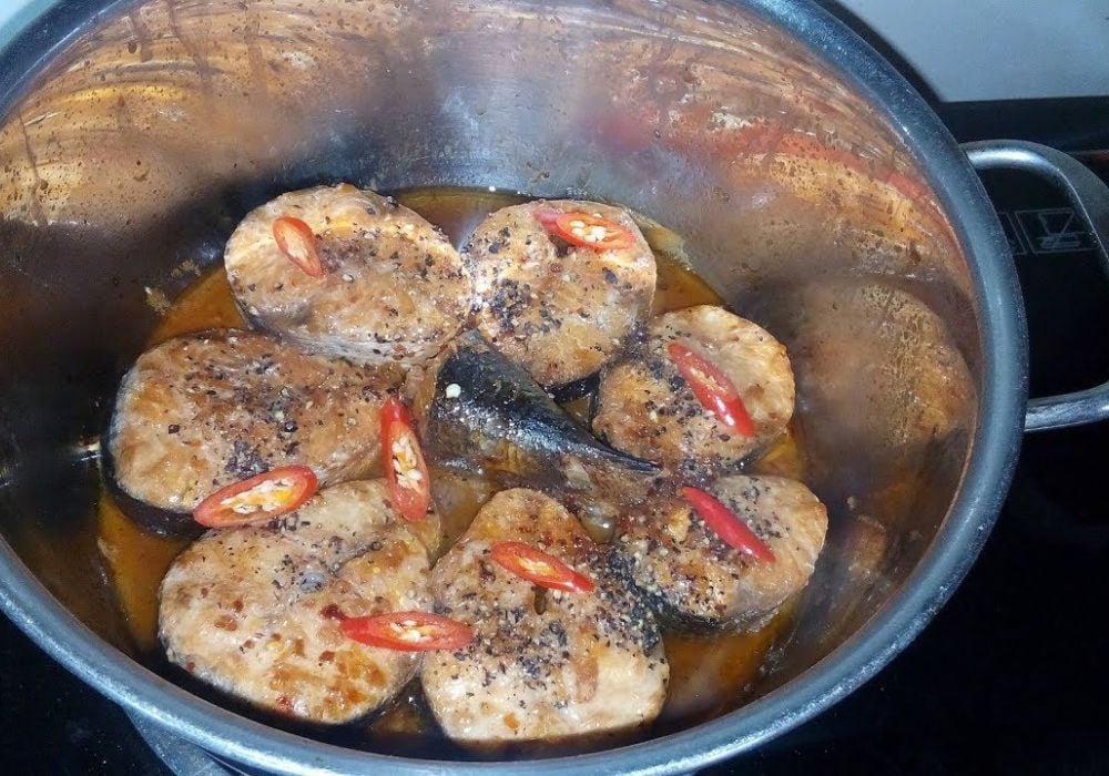 Cá nhồng kho tiêu