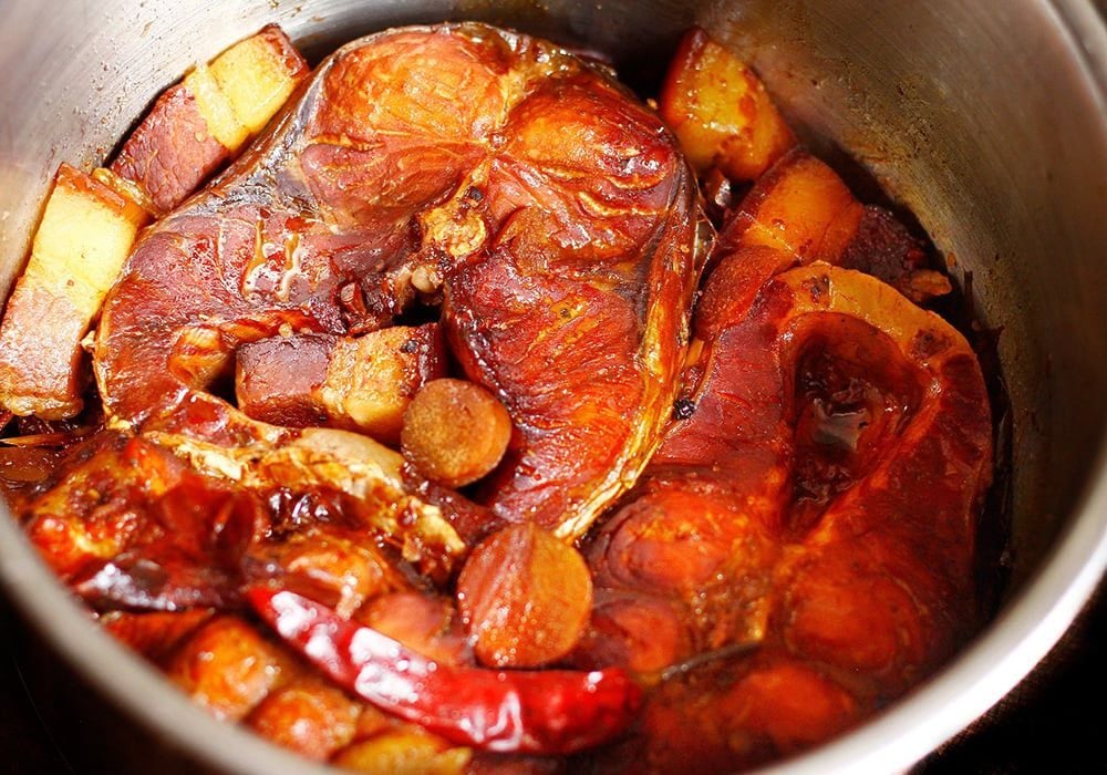 Cá kho với thịt