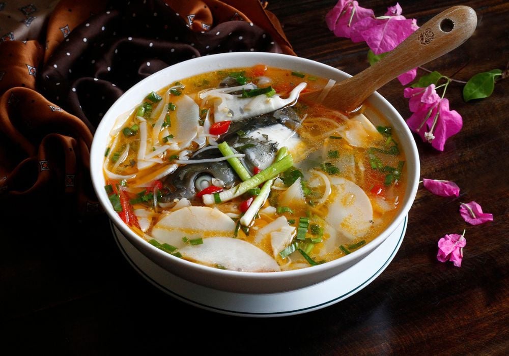 Canh cá nấu măng