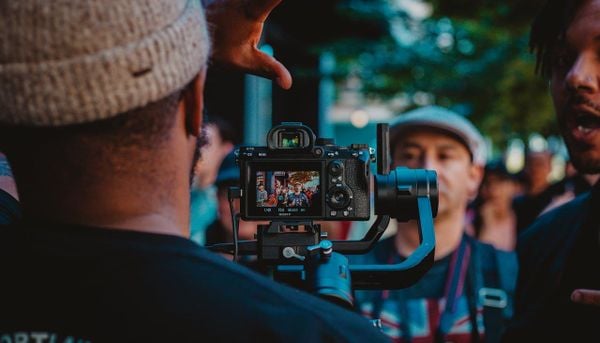 Cách Dùng Gimbal Chống Rung Để Quay Video Mượt Mà