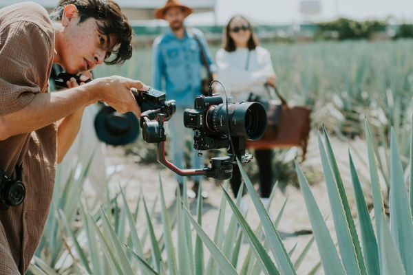 Cách Dùng Gimbal Chống Rung Để Quay Video Mượt Mà