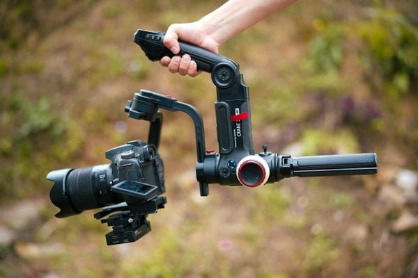 Cách Dùng Gimbal Chống Rung Để Quay Video Mượt Mà