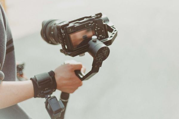 Cách Dùng Gimbal Chống Rung Để Quay Video Mượt Mà