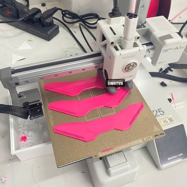 sản xuất móc treo vợt theo yêu cầu