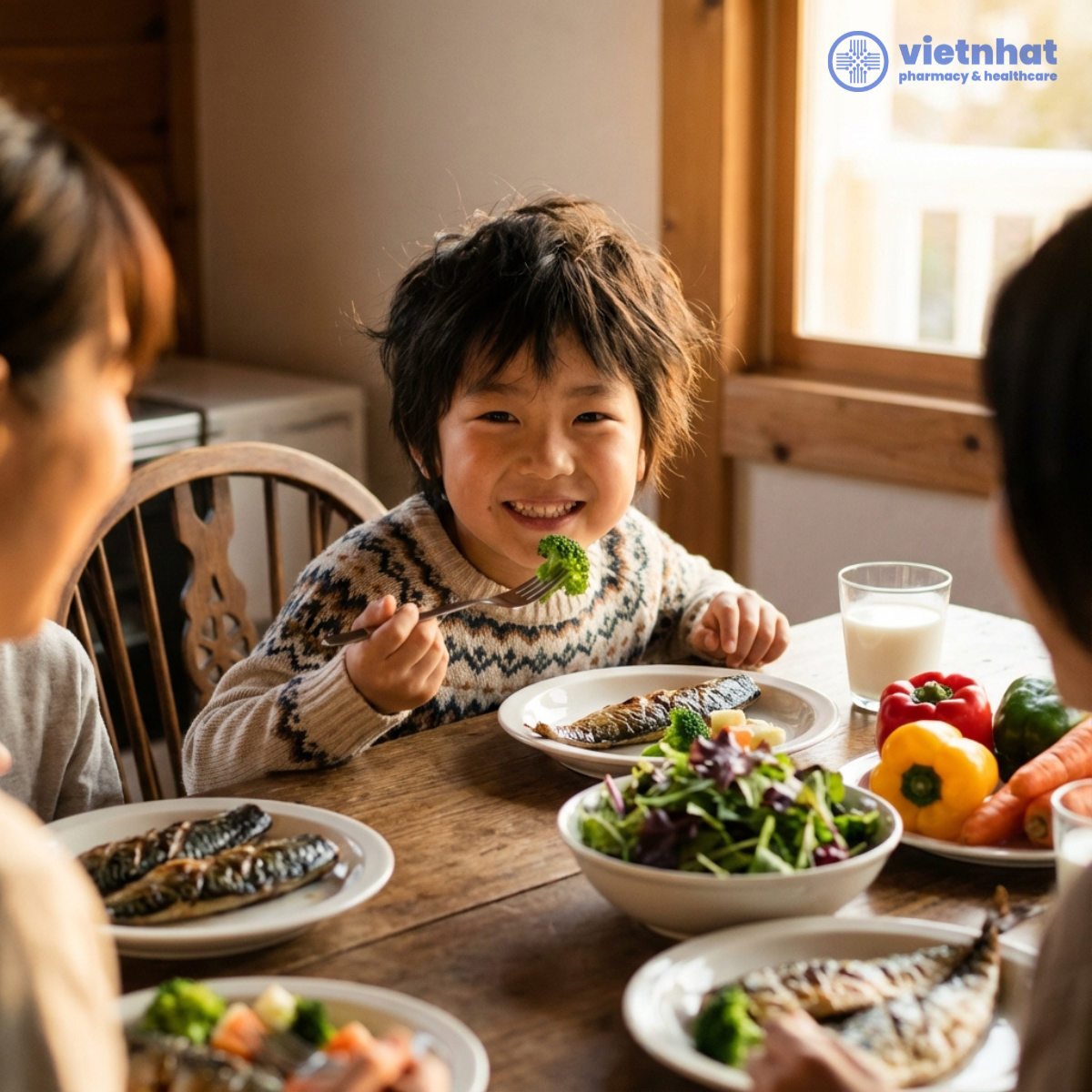 nhathuocvietnhat.vn-Thực phẩm giúp trẻ tăng chiều cao - Bé ăn rau xanh cá sữa