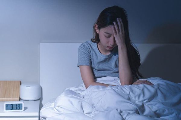 Thay đổi nội tiết, stress và thiếu ngủ