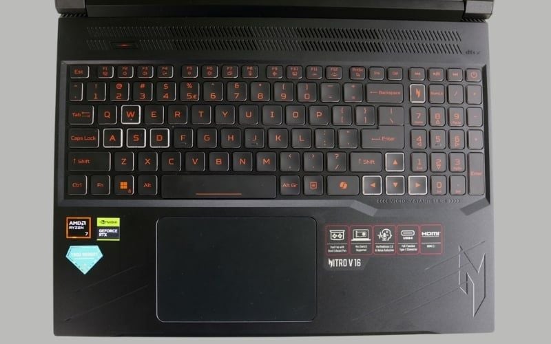 Acer Nitro ProPanel sở hữu bàn phím full-size có đèn nền cùng touchpad mượt mà