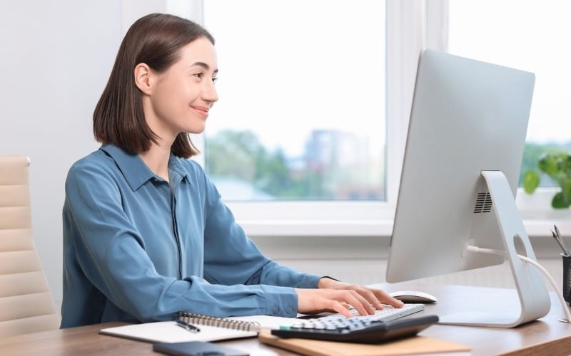 Với màn hình lớn từ 32 inch trở lên, bạn cần giữ khoảng cách từ 80 - 100cm