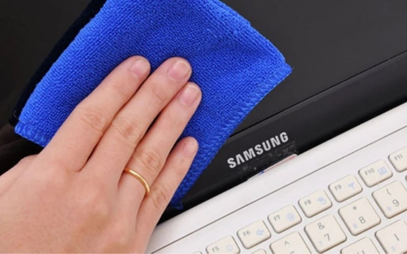 Khi bị lỗi tấm nền Panel, bạn cần mang đến trung tâm bảo hành uy tín để xử lý