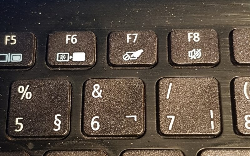 Chọn phím có biểu tượng hình bàn di chuột bị vô hiệu hoá