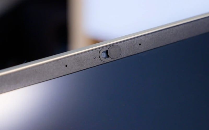 Gạt miếng nhựa che camera qua một bên khi sử dụng