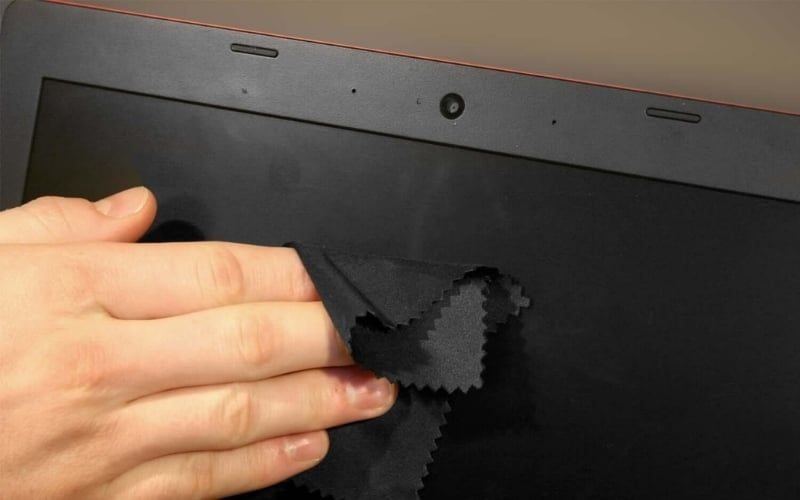 Dùng khăn mềm và dung dịch vệ sinh chuyên dụng để lau camera laptop