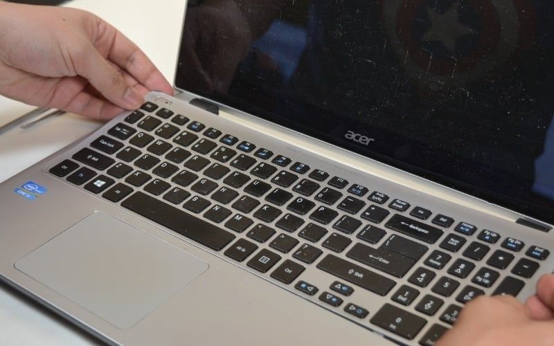 Bạn nên mang laptop đến trung tâm uy tín để kiểm tra tình trạng bàn phím