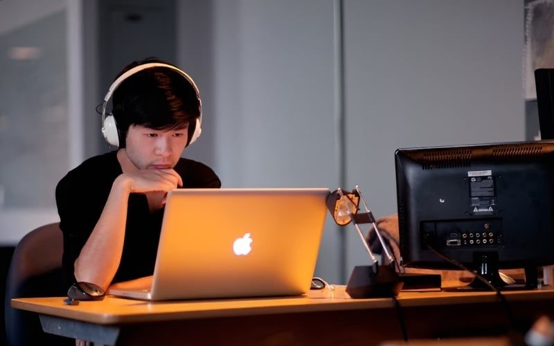 Kết nối tai nghe với laptop và mở nhạc để kiểm tra tình trạng