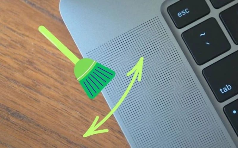 Dùng cọ nhẹ nhàng vệ sinh bên ngoài loa laptop