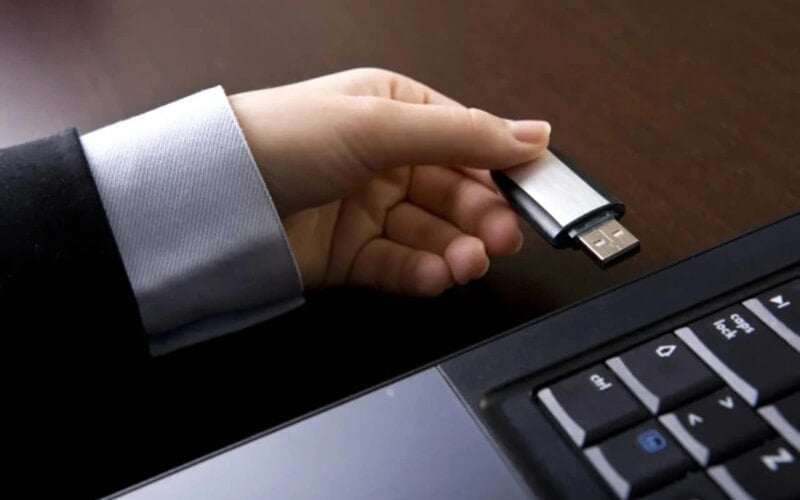 Sao chép các tệp tin quan trọng ra USB hoặc ổ cứng ngoài trước khi can thiệp vào phân vùng