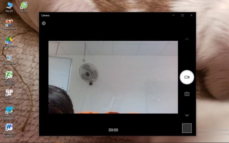 Góc máy lý tưởng là đặt camera ngang hoặc cao hơn tầm mắt một chút