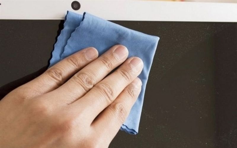 Dùng một miếng vải mềm và sạch để lau webcam