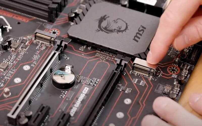 Thử kiểm tra chân cắm M.2 nếu máy tính không nhận ổ cứng