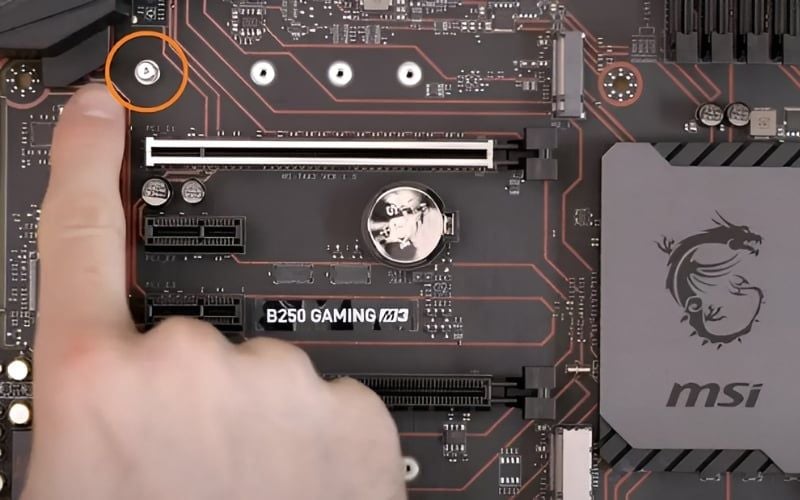 Xác định vị trí và vặn chặt trụ đỡ cho ổ cứng M.2 chuẩn 2280 trên bo mạch chủ