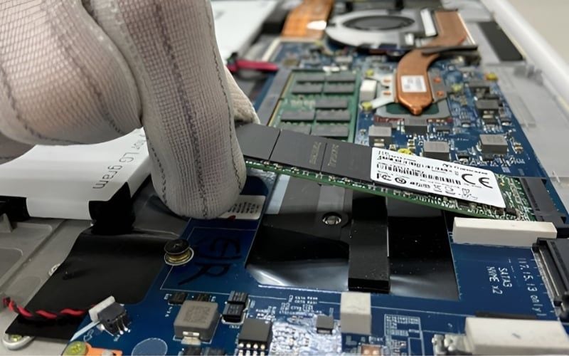 Cầm 2 bên mép viền SSD cắm vào bo mạch chủ một góc 30 độ