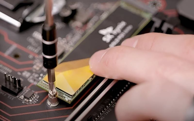 Vặn ốc SSD vừa tay, tránh quá chặt, đảm bảo lắp đúng khớp