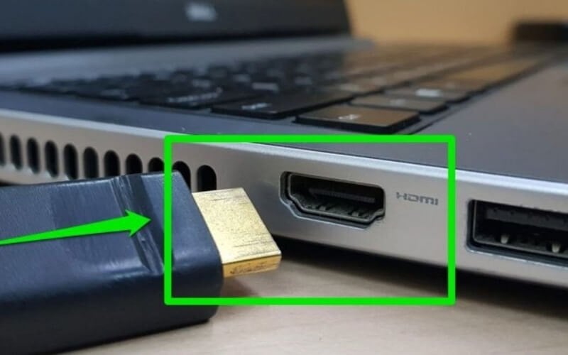 Cắm chắc chắn một đầu cáp HDMI vào cổng HDMI trên laptop