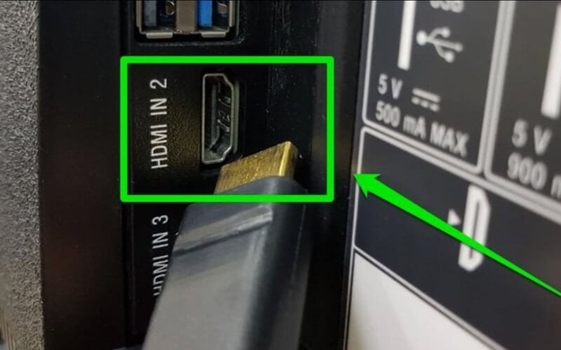 Cắm đầu cáp còn lại vào cổng HDMI IN trên máy chiếu