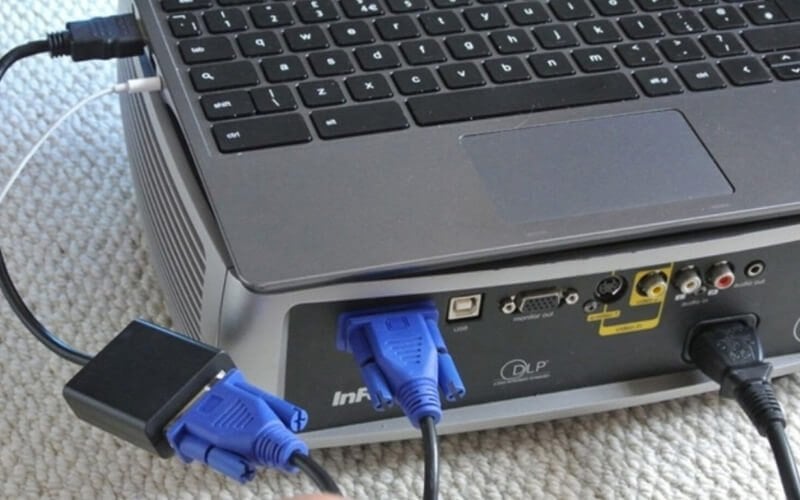 Cắm dây kết nối với cổng VGA trên máy chiếu và laptop