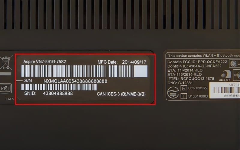 Mã định danh thiết bị trên tem dán ở mặt dưới laptop