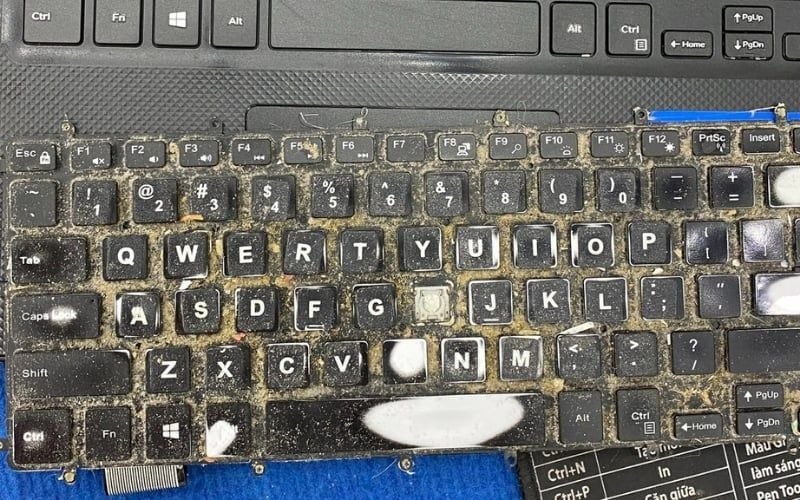 Bụi bẩn bám vào bàn phím trong thời gian dài sử dụng khiến kẹt hoặc liệt phím
