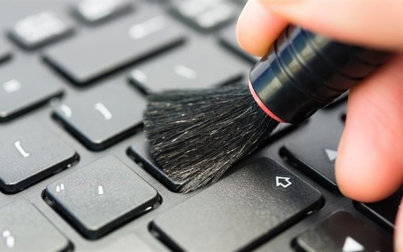 Dùng cọ mềm vệ sinh bàn phím thường xuyên để loại bỏ bụi bẩn
