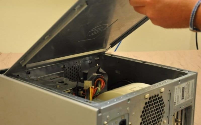 Tháo nắp hông thùng máy